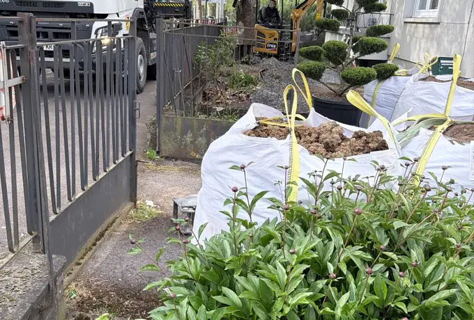 Chantier d'abattage et d'évacuation des végétaux avec mini-pelle et big bag