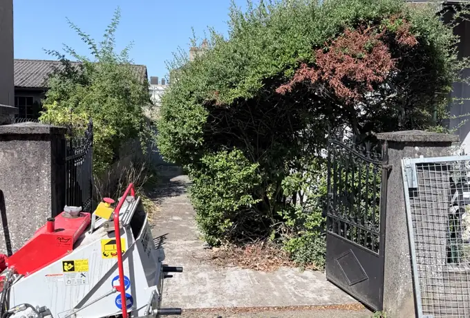 Remorque et broyeur des Jardins d'Erwan sur un chantier d'évacuation de végétaux
