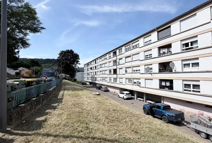 Talus fauché et remis en état devant une résidence