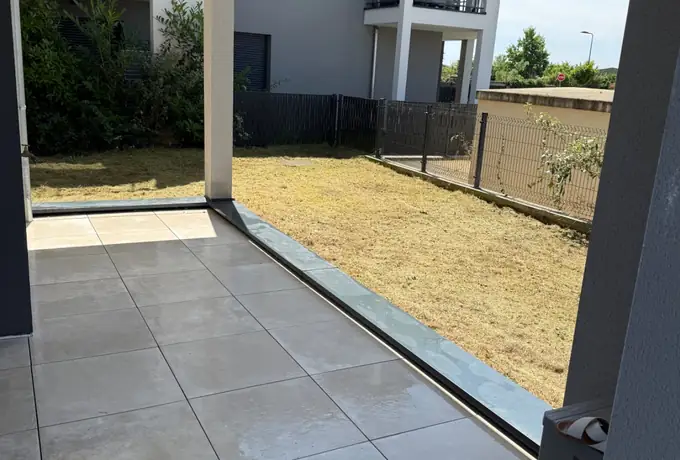 Terrasse dégagée et bordures nettoyées après débroussaillage