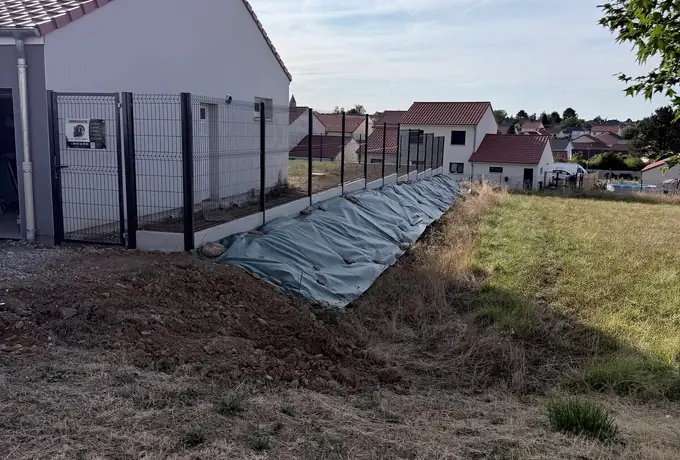 Clôture rigide et portillon posés le long d'une maison, chantier de paysagement